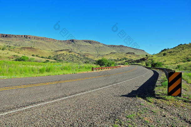 在公路上看风景很酷