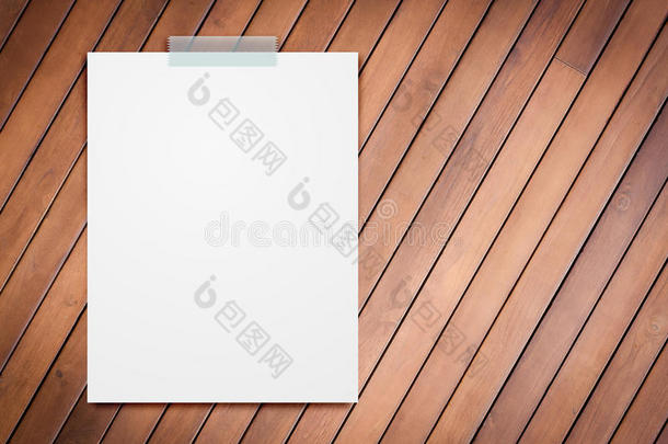 空纸片贴在木质背景上。