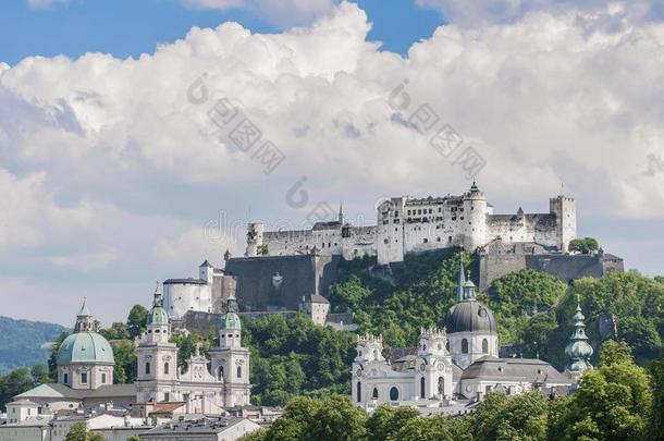 萨尔茨堡要塞（festung-hohensalzburg），从萨尔扎克河看