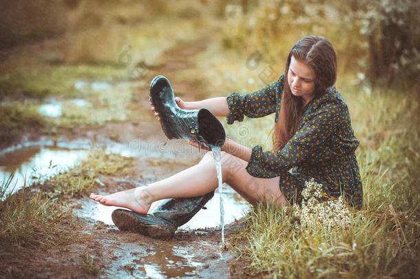 女孩坐在乡间小路上及时下起<strong>雨来</strong>