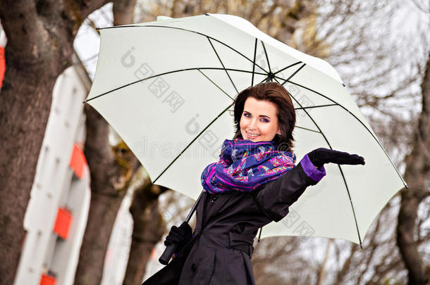 <strong>撑伞</strong>等雨的年轻女子