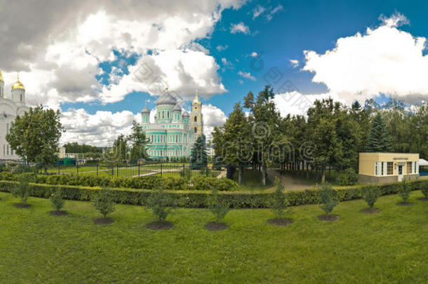 迪维耶夫斯基修道院。从凹槽看全景。