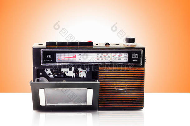 复古收音机和盒式磁带播放机