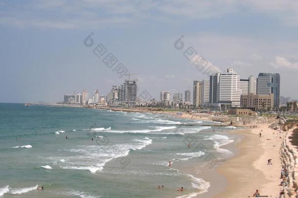 以色列特拉维夫海滩在夏天。总图。平底锅