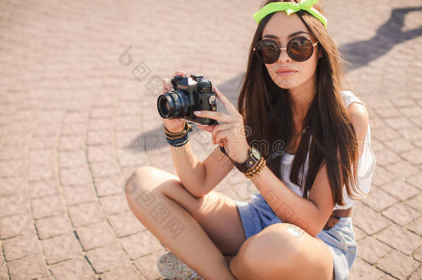 复古相机在城市街头拍摄女孩。