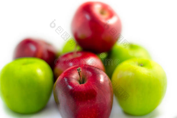 红苹果在众多的青苹果和红苹果中孤立白芭