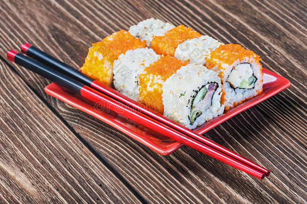 红盘子里的海鲜卷和筷子