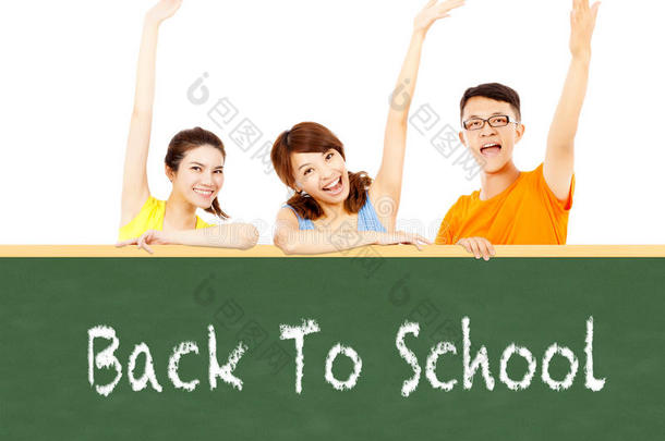 回到学校，年轻的学生举手示意