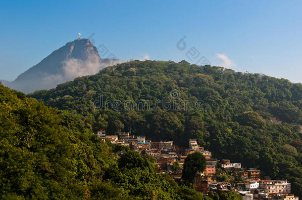 里约热内卢山上有贫民窟