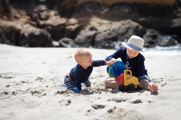 两个小兄弟在海滩上<strong>一起玩</strong>