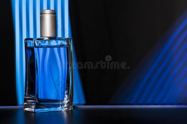 蓝色香水瓶