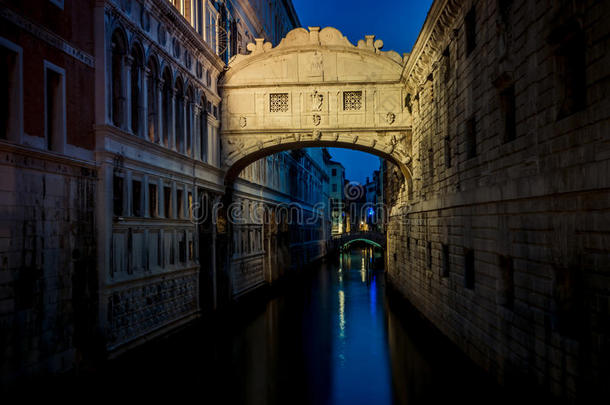 夜晚的<strong>叹息</strong>桥。威尼斯地标。