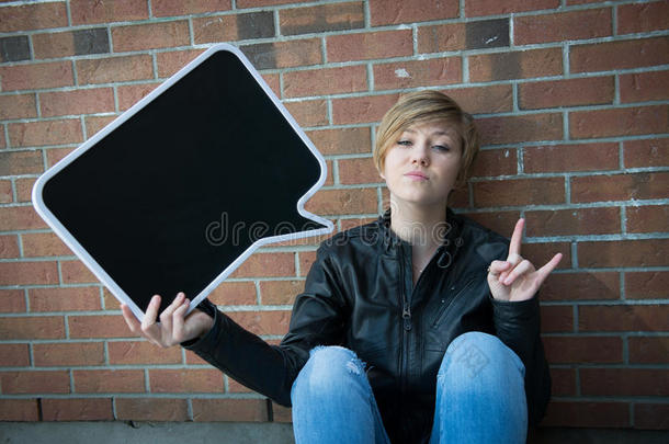 少女举着黑色的牌子