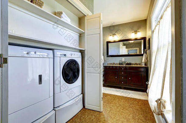 带内置洗衣机和烘干机的浅灰色走廊