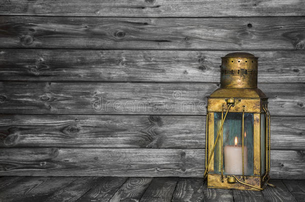 古色古香的金色灯笼放在破旧的木制背景上