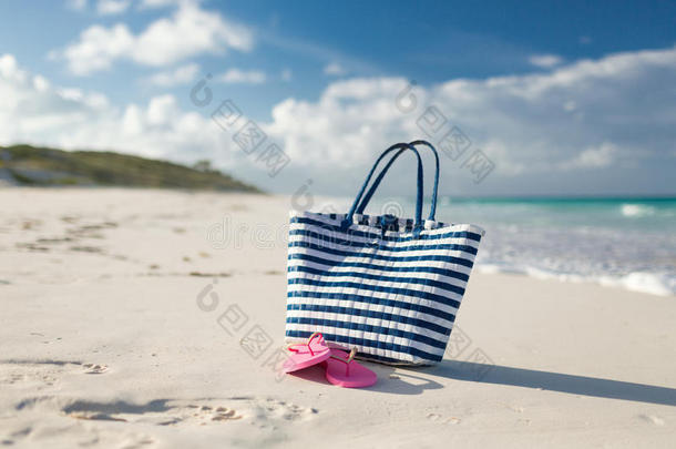 海边沙滩包和拖鞋特写