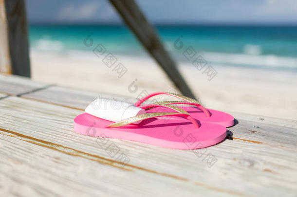 海边防晒霜和拖鞋特写