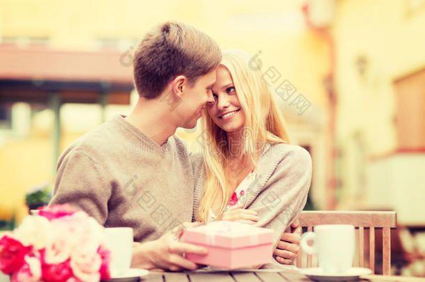 浪漫幸福情侣在咖啡厅送礼物