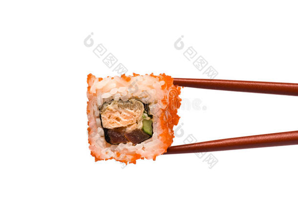 寿司卷用筷子夹着