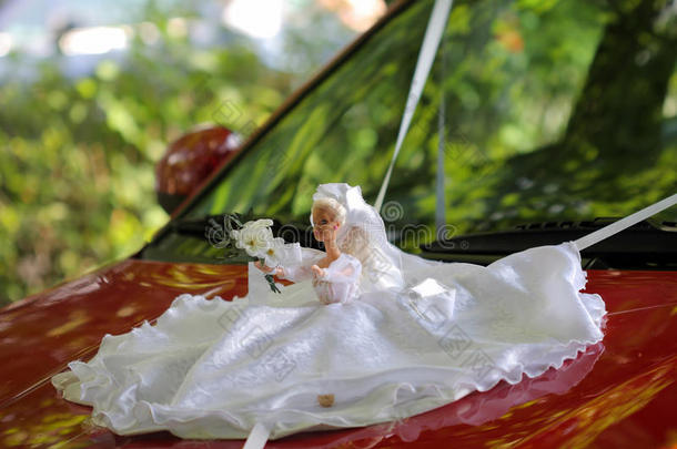 车上的婚礼玩偶