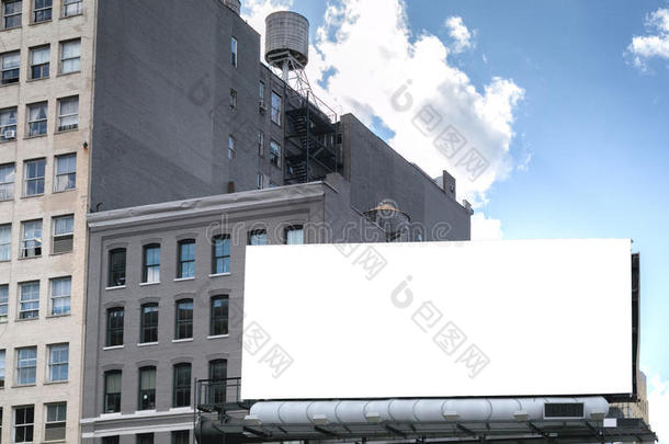 屋顶上的白色广告牌。