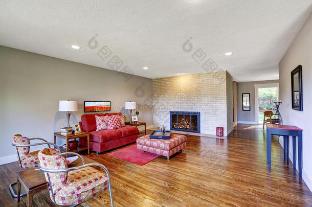 现代客厅内饰，红色沙发和壁炉