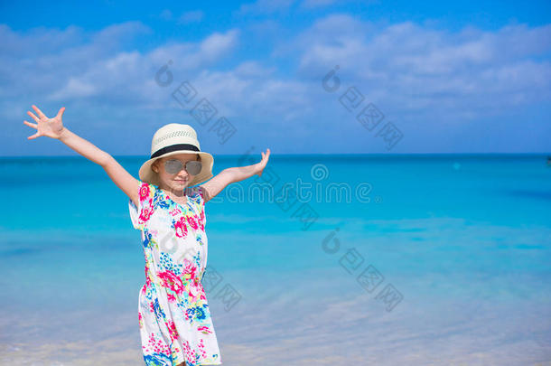 夏天在白沙滩上可爱的小女孩