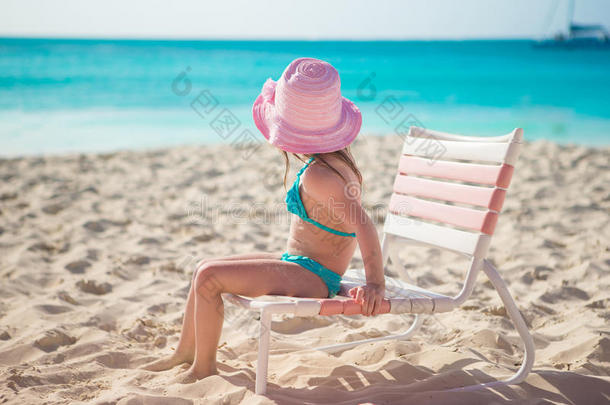 海滩上戴帽子的可爱小女孩