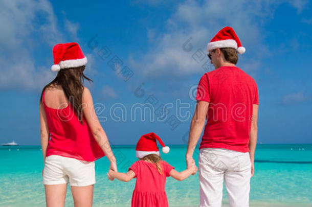 幸福的一家人戴着圣诞帽在<strong>白色衣服</strong>上玩得开心