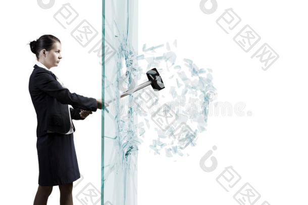 打碎玻璃的女人图片-包图网企业站