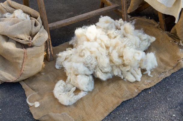 用传统方法手工加工纯天然羊毛