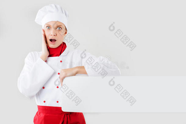 厨师出示空白标志。女厨师、面包师或厨师