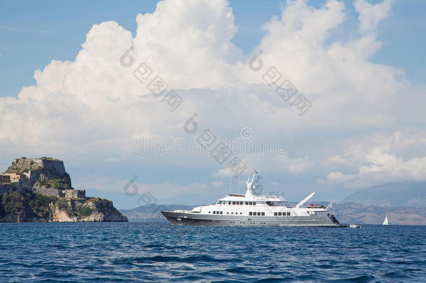 希腊科孚岛停泊的豪华大型超级或大型机动游艇。