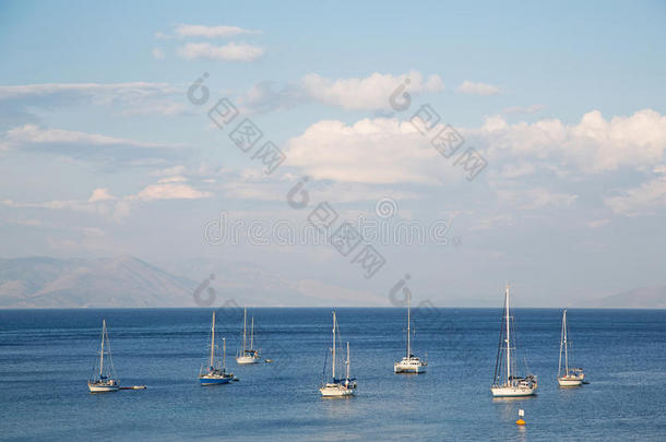 蓝色的水和天空背景的海洋和帆船。