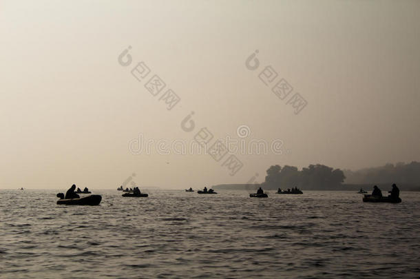 雾中渔船上的渔民