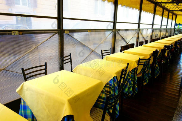 餐厅桌椅黄色桌布