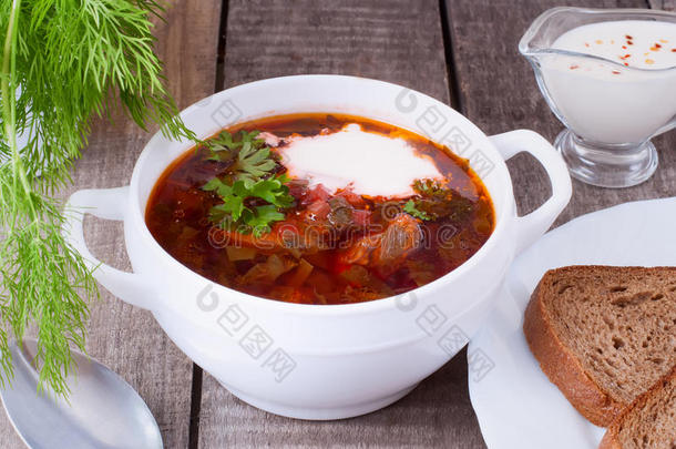 罗宋汤，甜菜汤，肉和卷心菜配番茄酱