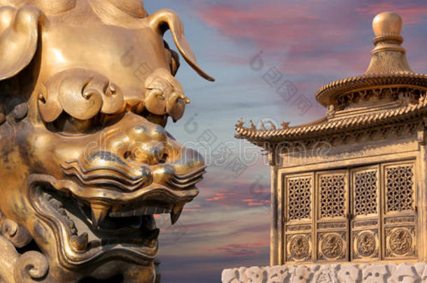 中国铜龙像和铜塔。中国北京