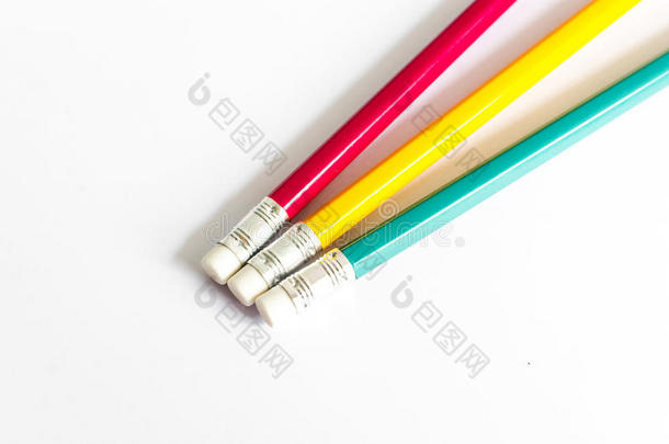 铅笔<strong>红黄绿</strong>，白底三支铅笔，铅笔浅深