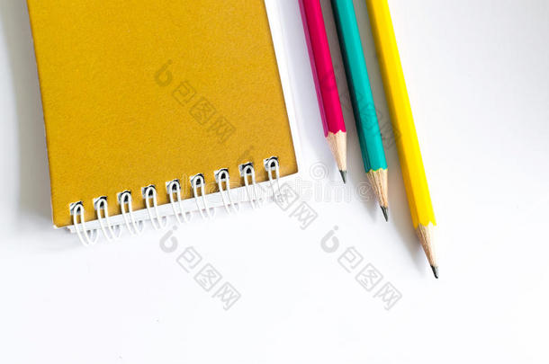 铅笔红黄绿，白底三支铅笔，铅笔浅深