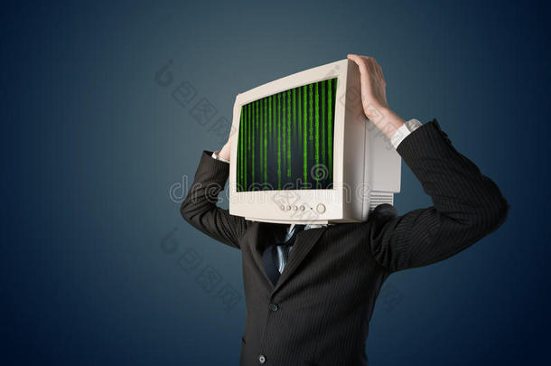 显示器上有监控屏幕和计算机代码的网络人
