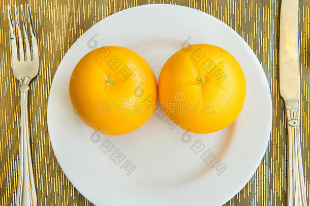 饮食，<strong>健康</strong>的橘子在白色盘子-<strong>健康</strong>的早餐，<strong>我</strong>们