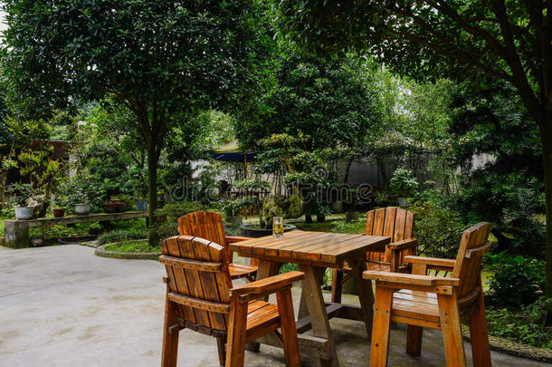 夏日绿意盎然的院子里的木桌椅