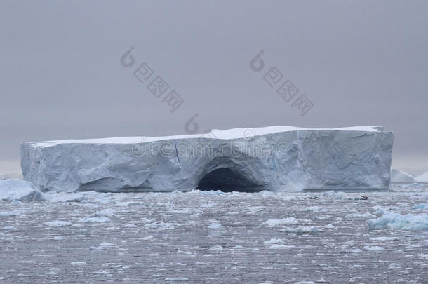 南极半岛海岸阴天的一座大型食用冰山