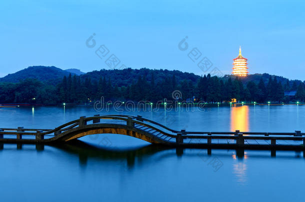 暮色中的杭州西湖美景