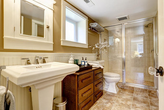 带玻璃门淋浴的现代浴室内部图片