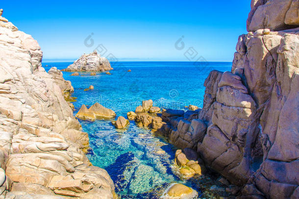 美丽的撒丁岛花岗岩海岸