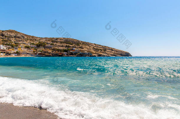 希腊克里特岛，马塔拉海滩。马塔拉以在石灰岩中雕刻的新石器时代人工洞穴而闻名