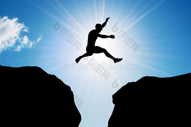 跳崖男子。风险、挑战、成功。