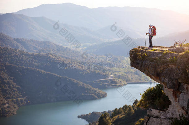 站在悬崖上的女徒步旅行者